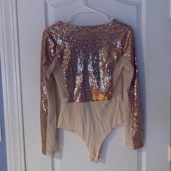 PrettyLittleThing Rose Gold Sequin Bodysuit - Picture 6 of 7